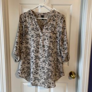 ❄️ 3/$15 Beautiful Long sleeved black and cream blouse by Maurices, Size Small